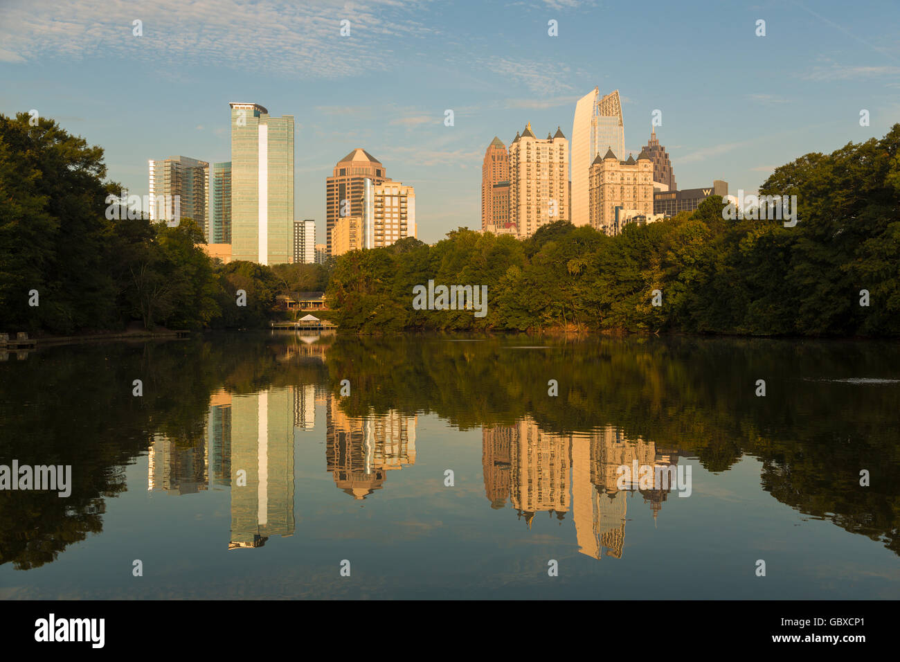 Atlanta skyline con acqua riflessioni Piedmont Park, STATI UNITI D'AMERICA Foto Stock