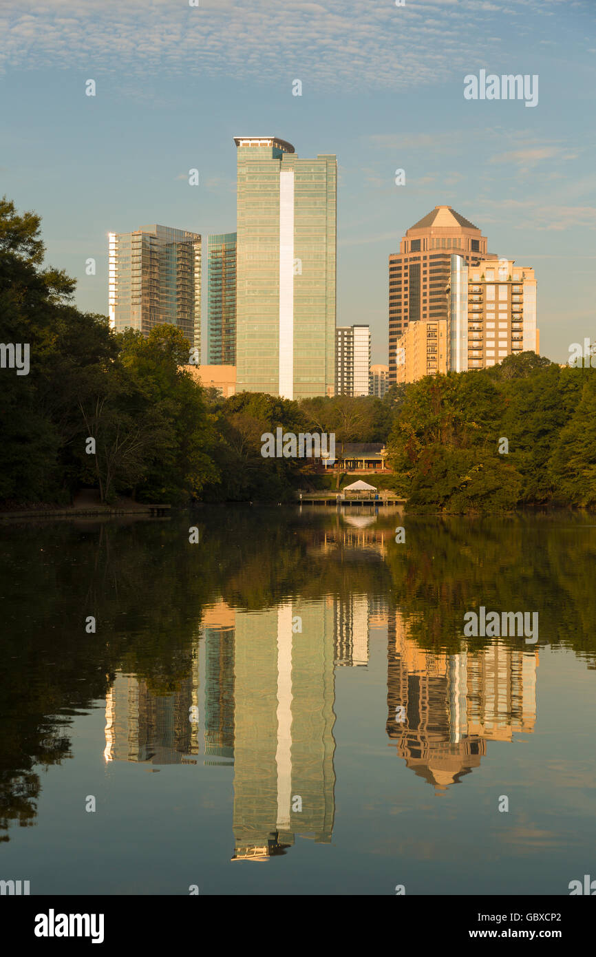 Atlanta skyline con acqua riflessioni Piedmont Park, STATI UNITI D'AMERICA Foto Stock