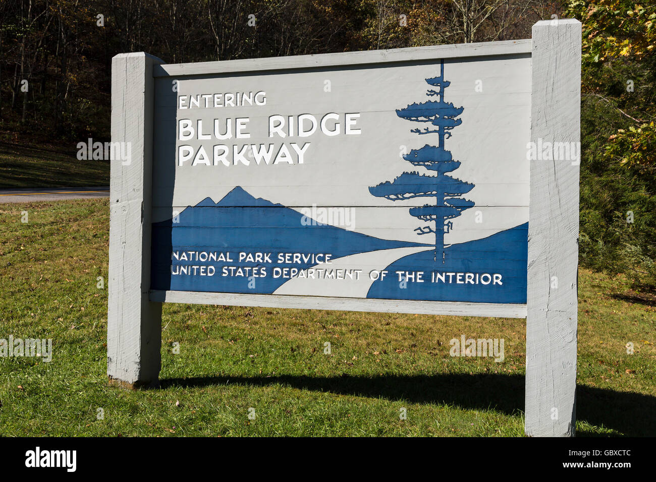 Ingresso al Blue Ridge Parkway cartello stradale di Asheville, NC, Stati Uniti d'America Foto Stock