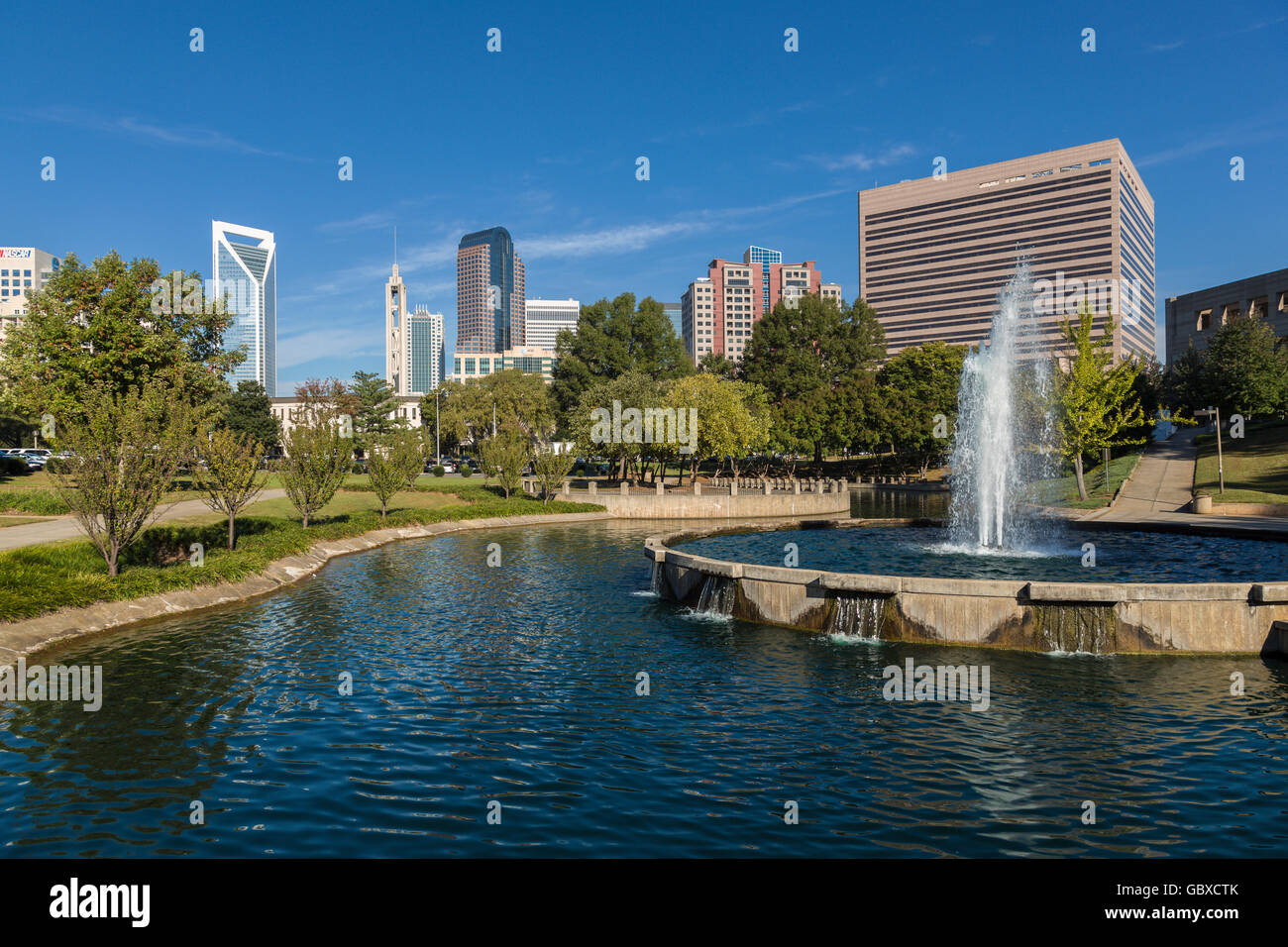 Charlotte skyline e fontana, NC, Stati Uniti d'America Foto Stock