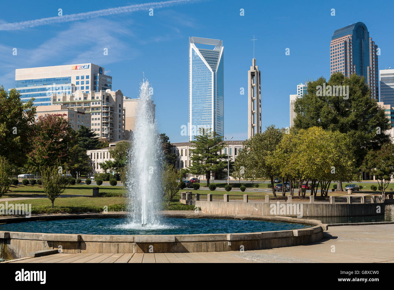 Charlotte skyline e fontana, NC, Stati Uniti d'America Foto Stock