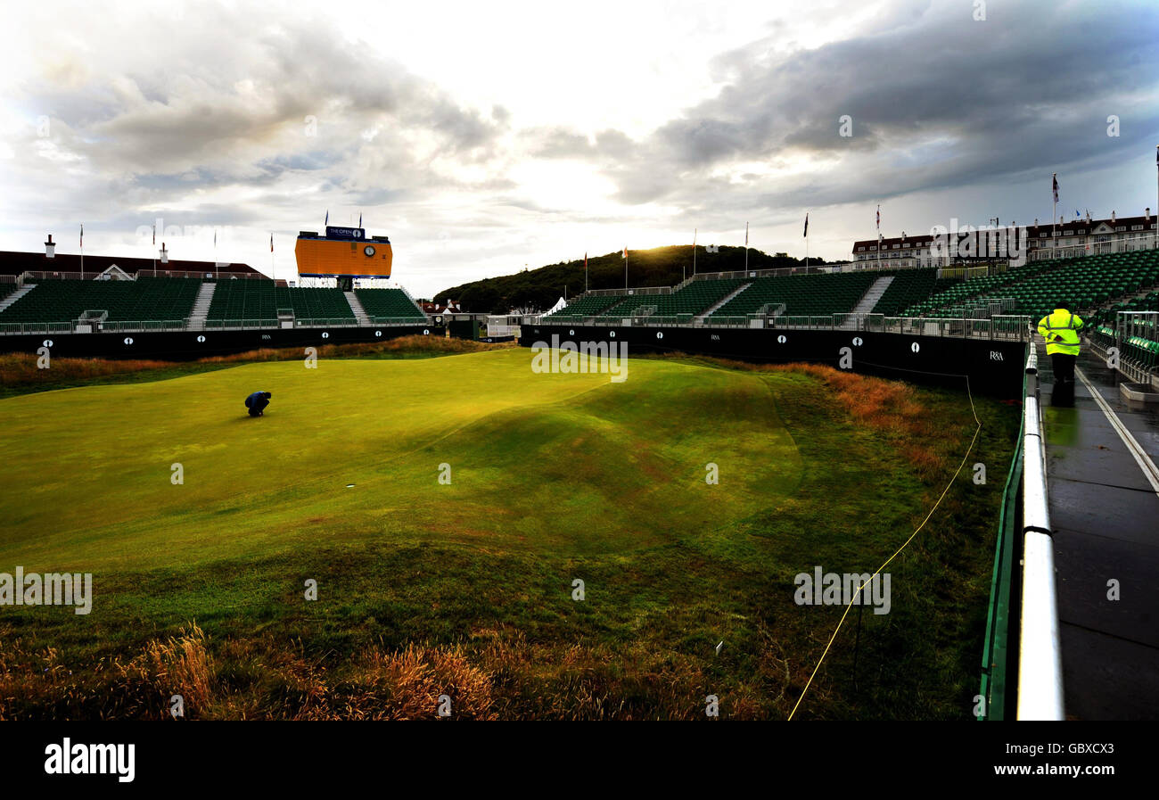 Golf - Open 2009 Championship - Practice Round - Day Three - Turnberry. Un guardiano verde controlla il verde sulla diciottesima buca durante un giro di prove al Turnberry Golf Club, Ayrshire. Foto Stock