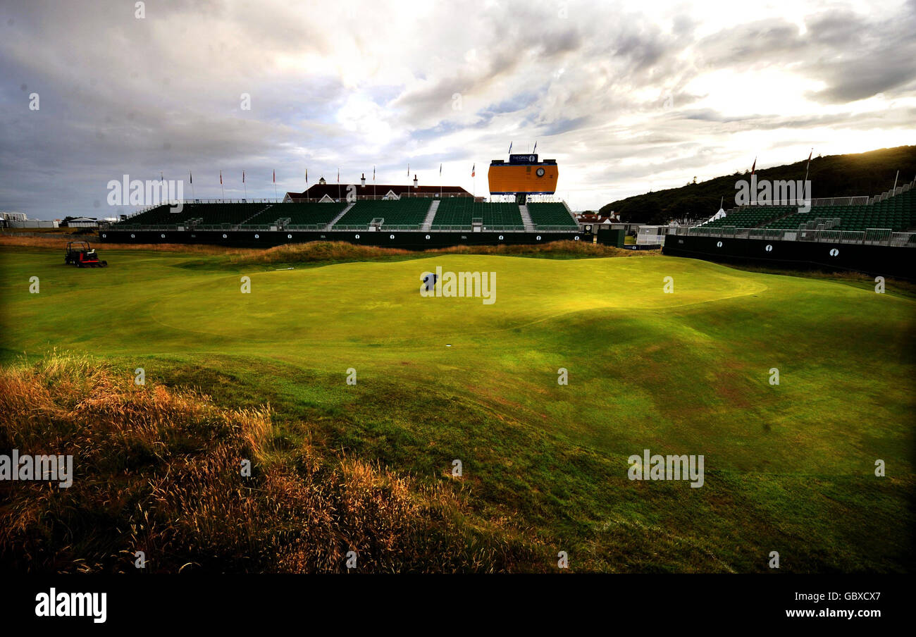 Un guardiano verde controlla il verde sulla 18a buca durante un turno di pratica a Turnberry Golf Club, Ayrshire. Foto Stock