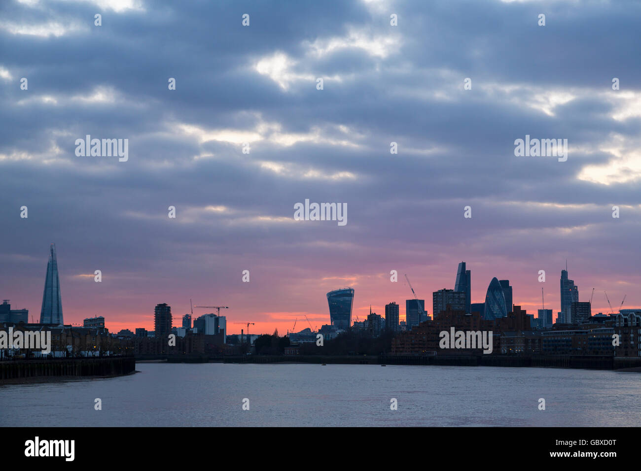 Lo skyline di Londra al tramonto con blocchi di appartamenti Foto Stock