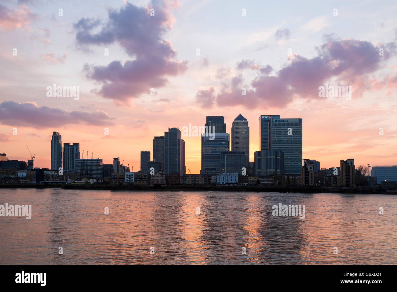 Lo skyline di Londra quartiere degli affari al tramonto, Canary Wharf, Inghilterra Foto Stock