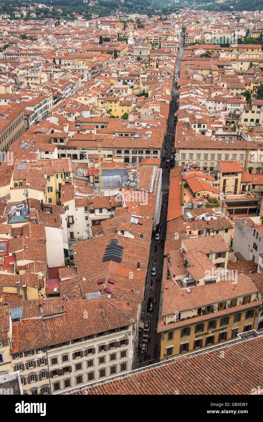 Vista dalla torre campanaria del Duomo di Santa Maria del Fiore, sopra i tetti di tegole rosse di Firenze, Toscana, Italia Foto Stock