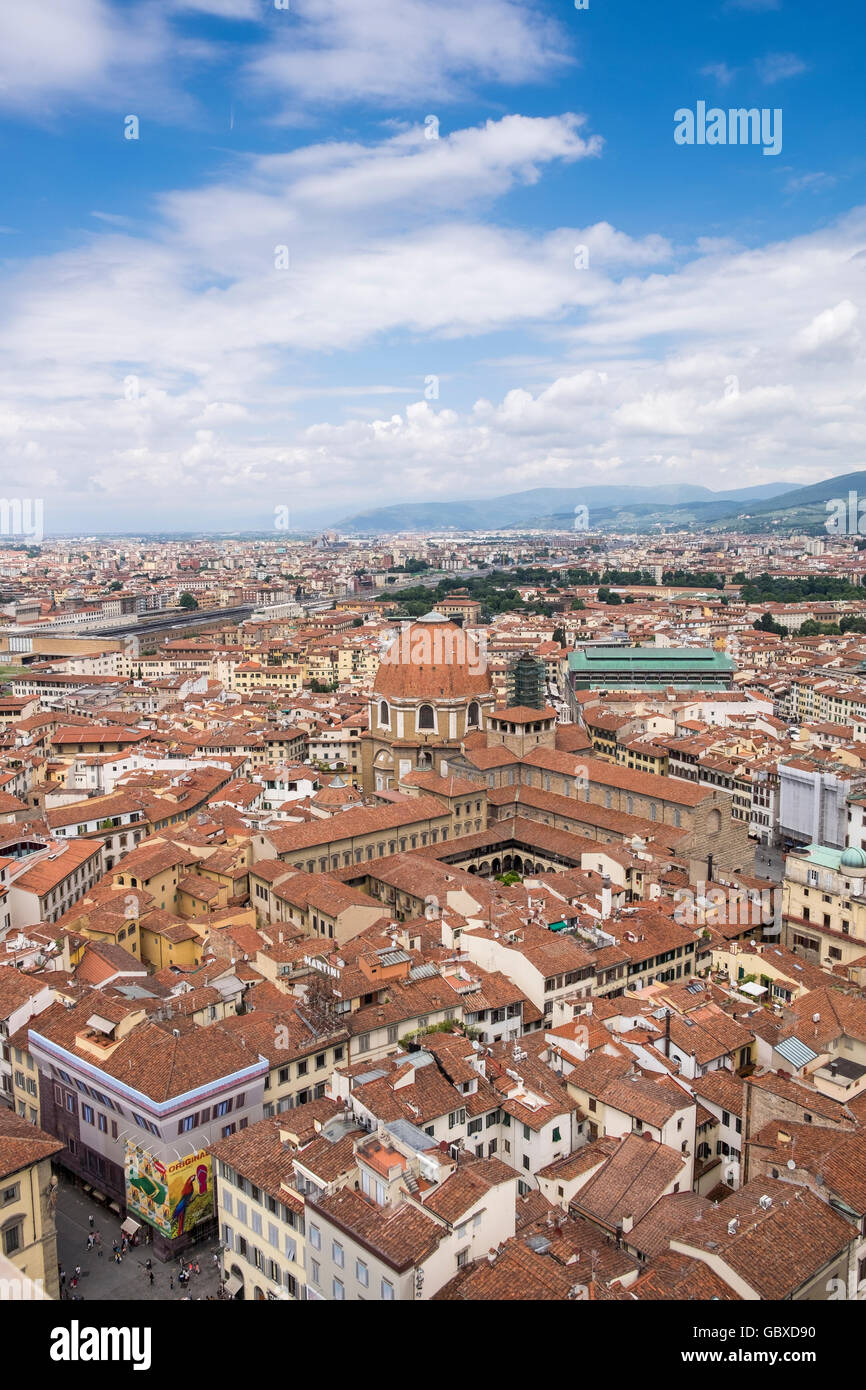 Vista dalla torre campanaria del Duomo di Santa Maria del Fiore, sopra i tetti di tegole rosse di Firenze, Toscana, Italia Foto Stock