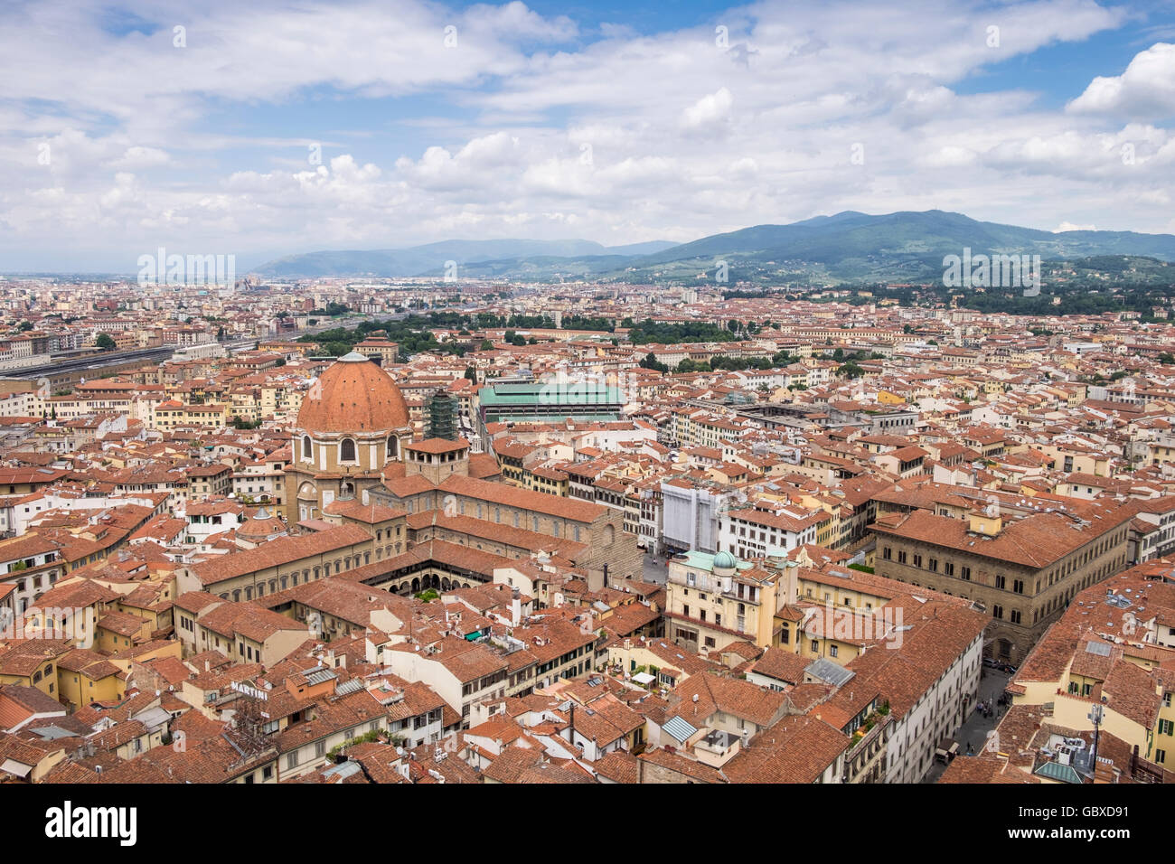 Vista dalla torre campanaria del Duomo di Santa Maria del Fiore, sopra i tetti di tegole rosse di Firenze, Toscana, Italia Foto Stock