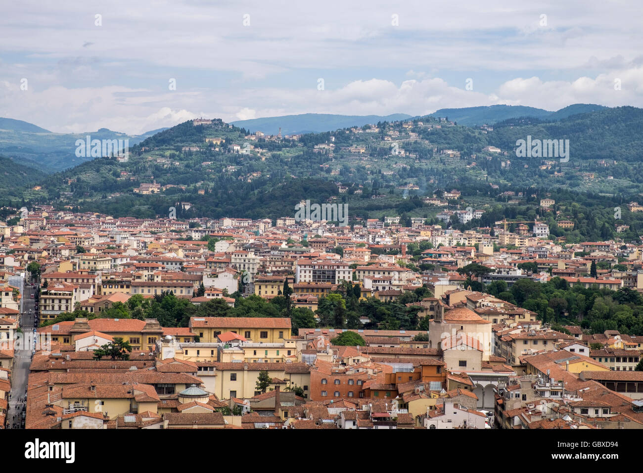 Vista dalla torre campanaria del Duomo di Santa Maria del Fiore, sopra i tetti di tegole rosse di Firenze, Toscana, Italia Foto Stock