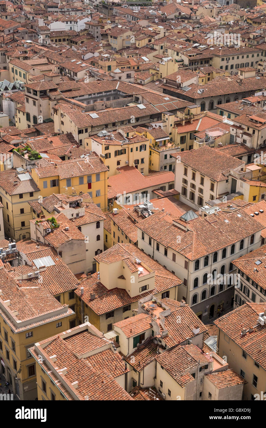Vista dalla torre campanaria del Duomo di Santa Maria del Fiore, sopra i tetti di tegole rosse di Firenze, Toscana, Italia Foto Stock