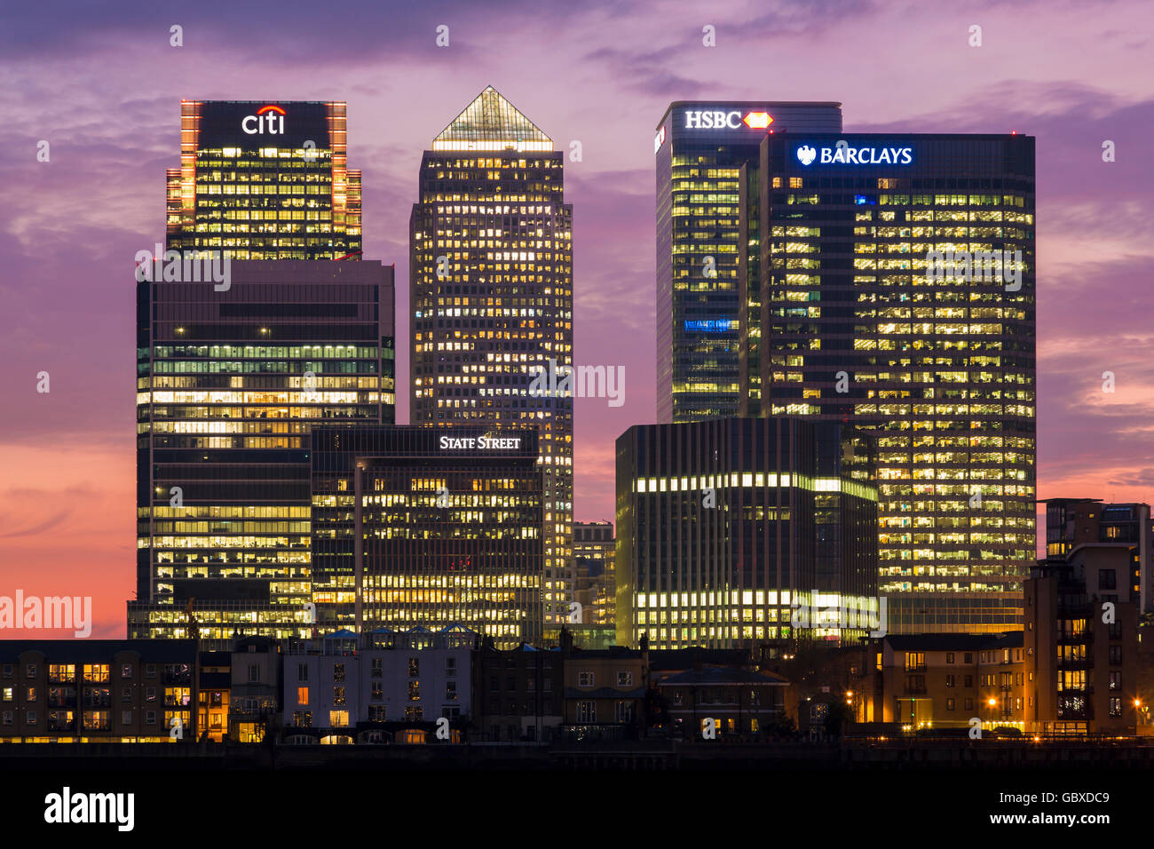Lo skyline di Londra al tramonto, Canary Wharf, Inghilterra Foto Stock