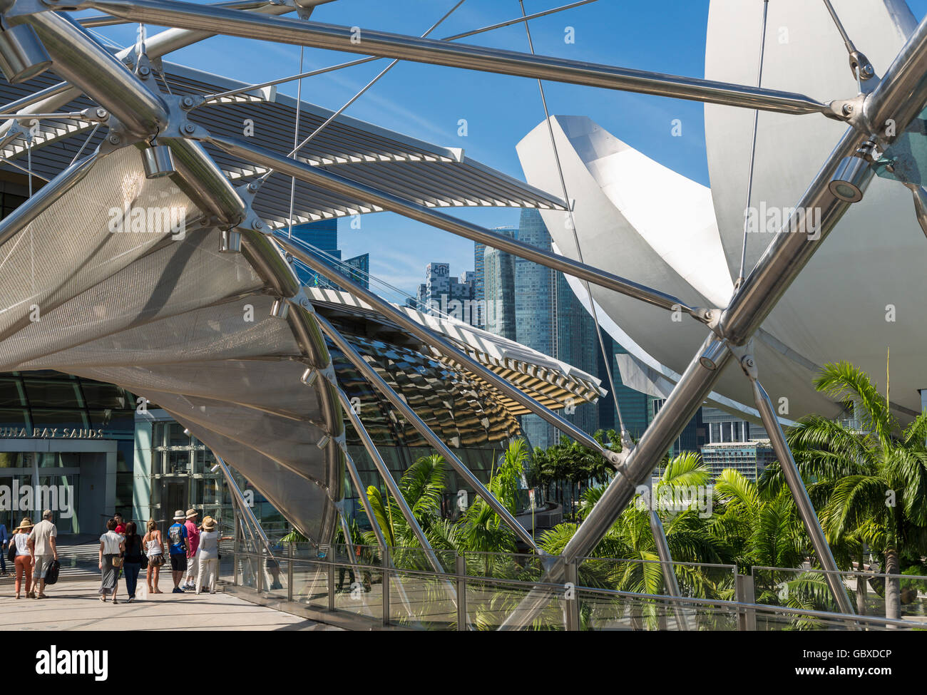 Singapore Art Museo della Scienza attraverso il ponte di elica, Marina Bay Foto Stock