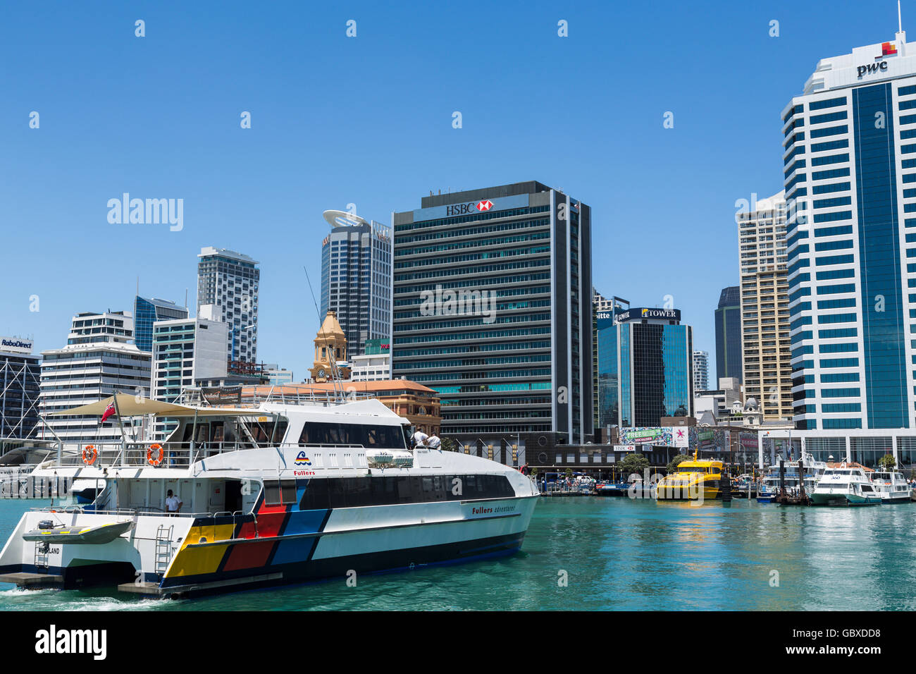 Il traghetto arriva al lungomare di Auckland ferry terminal, Nuova Zelanda Foto Stock