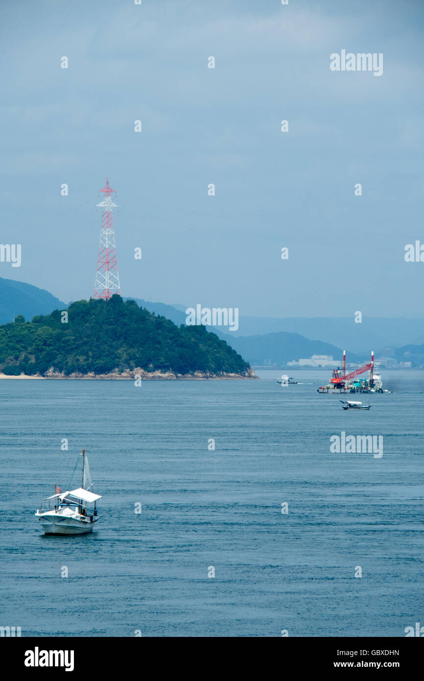Piccolo e tradizionale giapponese barche da pesca nel Seto Inland Sea. Foto Stock