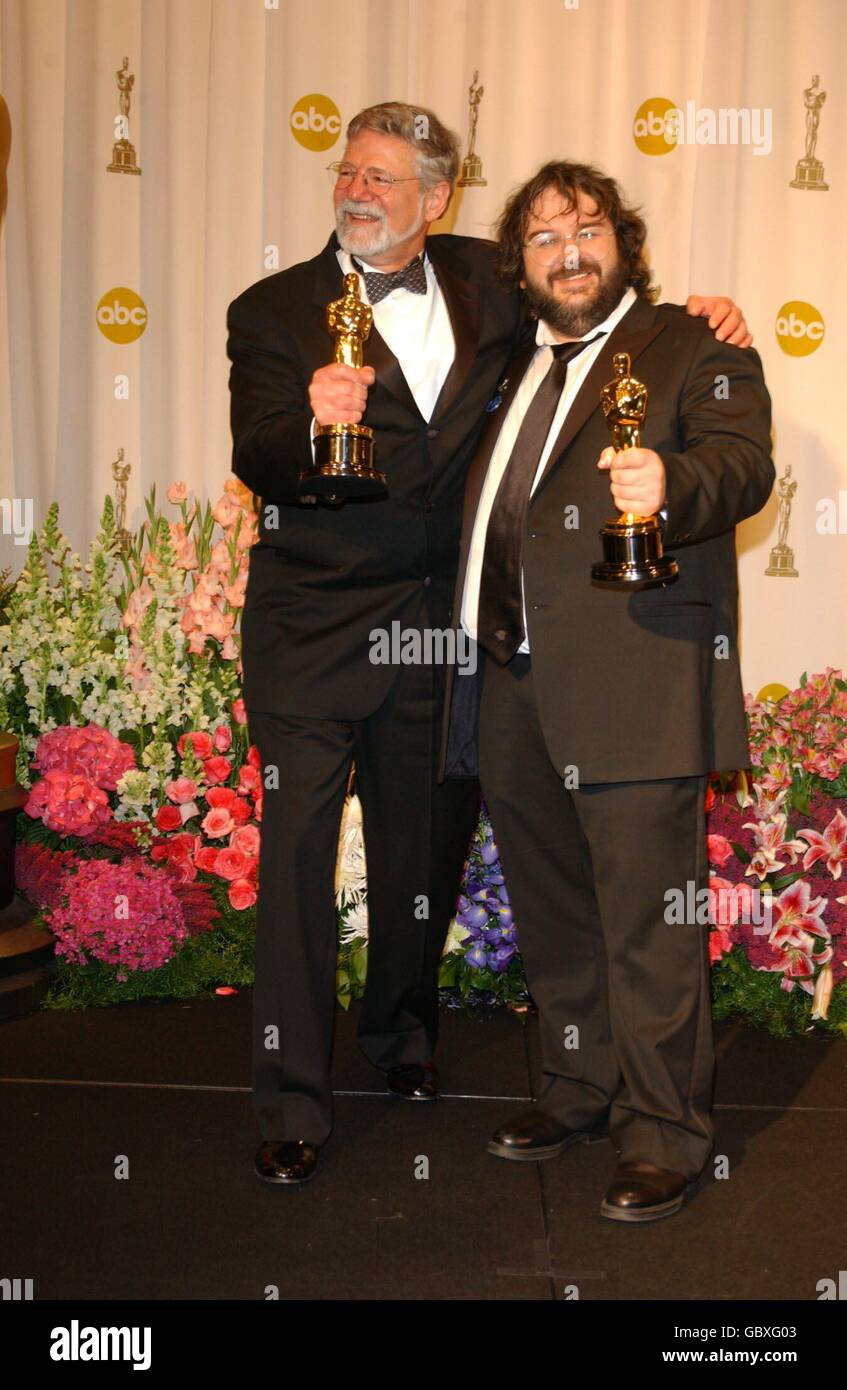 Il Signore degli anelli Direttore Peter Jackson (l) e. Produttore Barrie  Osbourne (r) con i loro Oscar Foto stock - Alamy