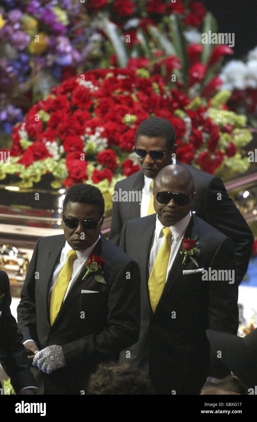 Jackson Brothers (R-L); Tito, Randy e Marlon fungono da portacolori durante un servizio commemorativo per Michael Jackson allo Staples Center di Los Angeles. Foto Stock