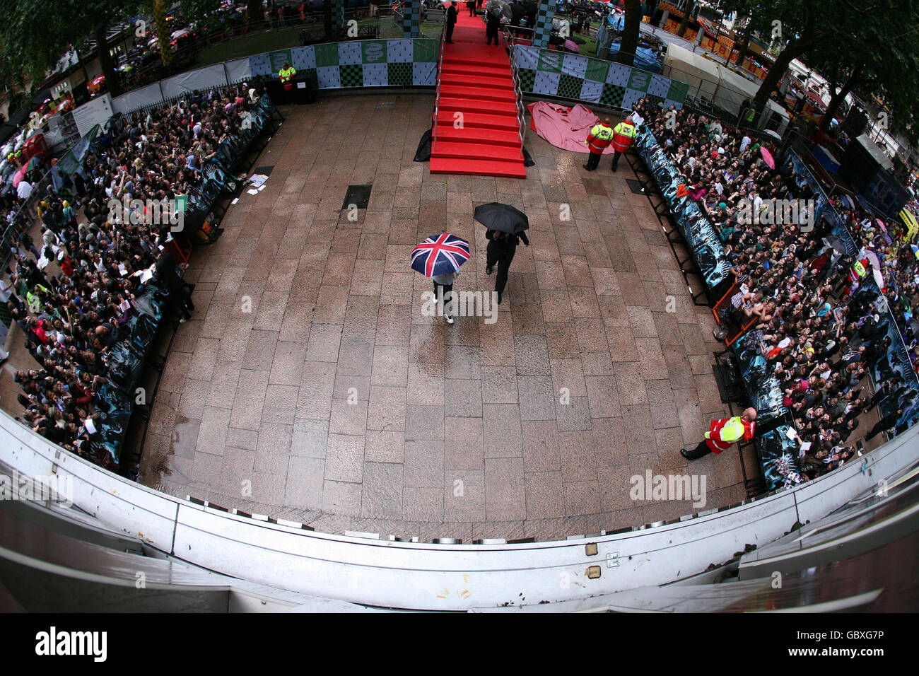 La folla durante la pioggia pesante alla prima mondiale di Harry Potter e il Principe Mezzosangue all'Odeon Leicester Square, Londra. Foto Stock
