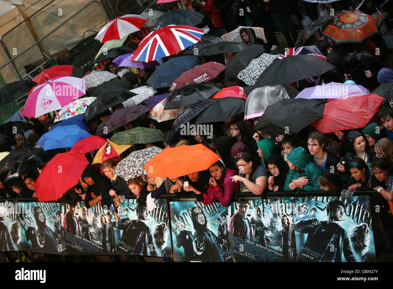 La folla durante la pioggia pesante alla prima mondiale di Harry Potter e il Principe Mezzosangue all'Odeon Leicester Square, Londra. Foto Stock