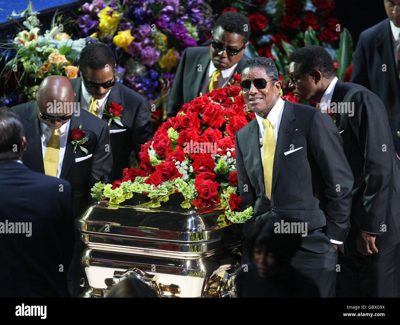 I fratelli di Michael Jackson (L-R) Randy, Marlon, Tito, Jermaine e Jackie portano la sua casket fuori dallo Staples Center seguendo i servizi memoriali per la star pop Michael Jackson. Foto Stock