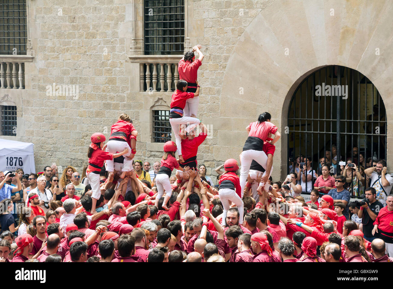 Barcellona, Spagna - 26 giugno 2016: Castellers gruppo di persone che costruire castelli umani su Giugno 26, 2016 a Barcellona. Foto Stock
