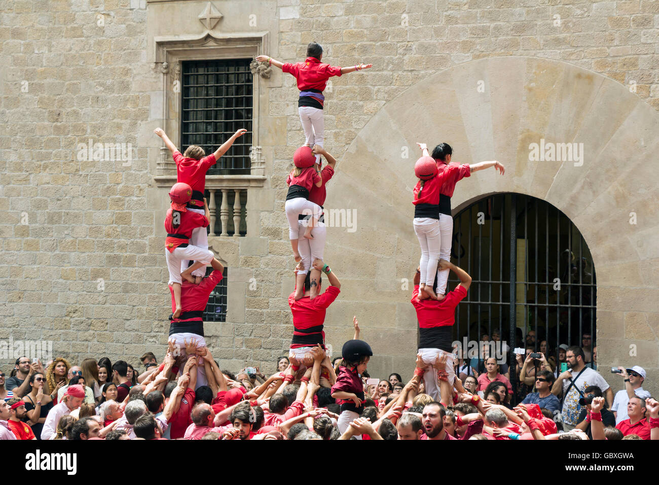 Barcellona, Spagna - 26 giugno 2016: Castellers gruppo di persone che costruire castelli umani su Giugno 26, 2016 a Barcellona. Foto Stock