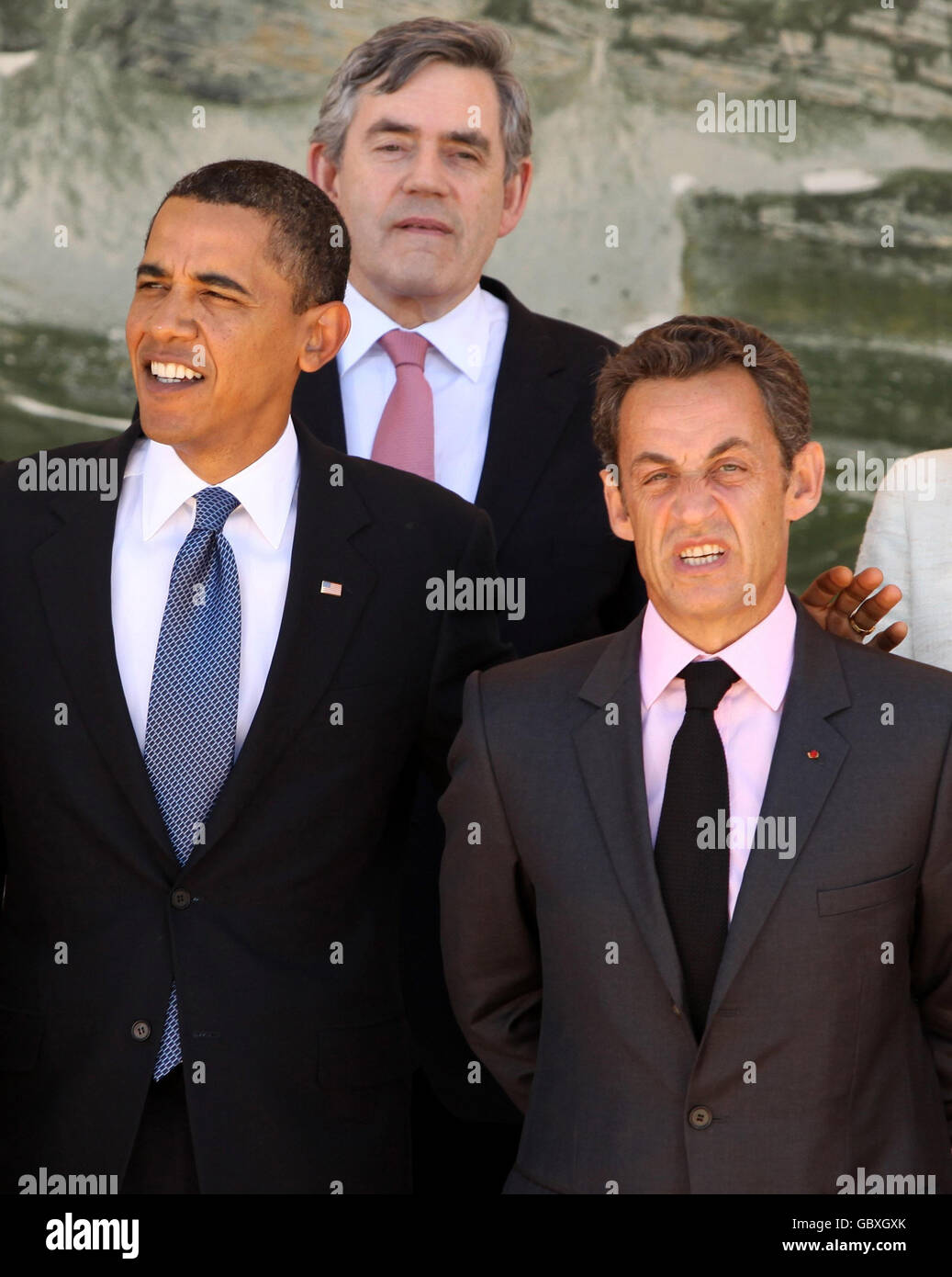 I leader del G8 e i leader del G5 si pongono per la foto di famiglia. (Da sinistra a destra) il presidente degli Stati Uniti Barack Obama, il primo ministro britannico Gordon Brown e il presidente francese Nicolas Sarkozy, durante la seconda giornata del G8 a l'Aquila, Italia. Foto Stock