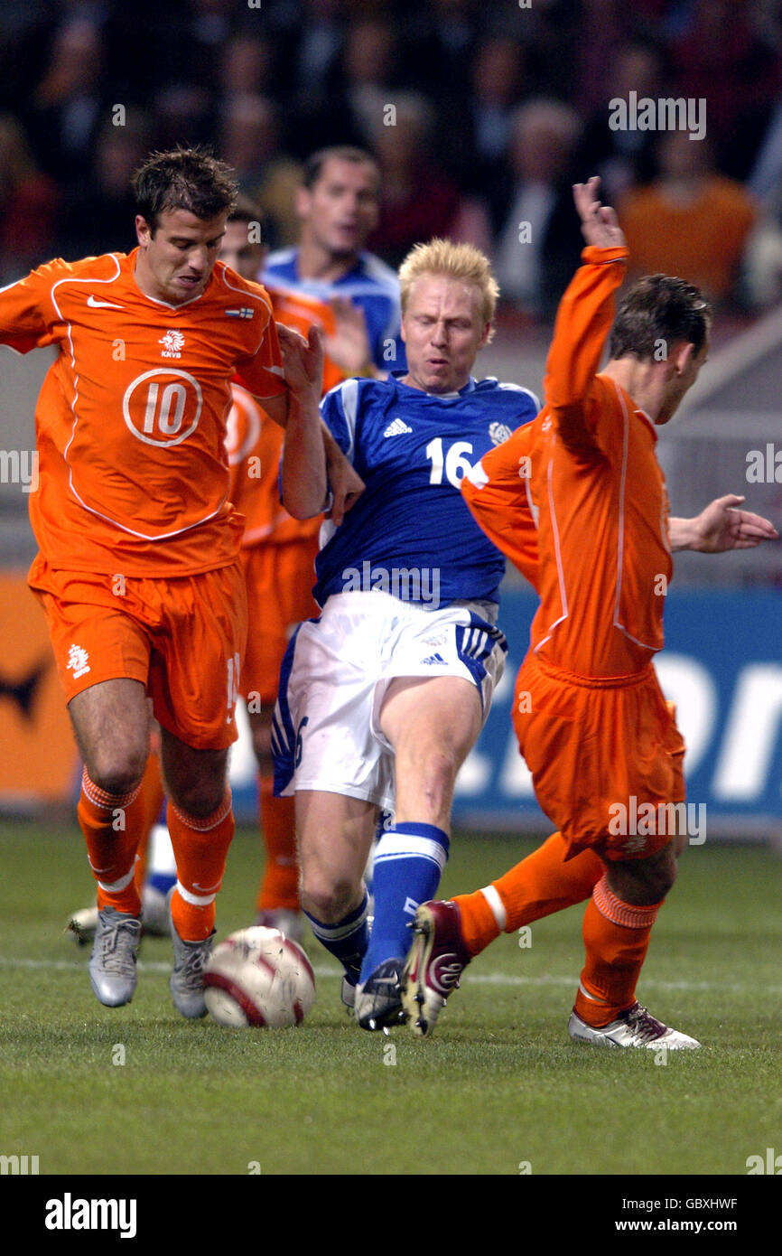 Calcio - Coppa del mondo FIFA 2006 Qualifier - Gruppo uno - Olanda / Finlandia. Il Rafael van der Vaart d'Olanda batte per la palla con Aki Riihilahti in Finlandia Foto Stock