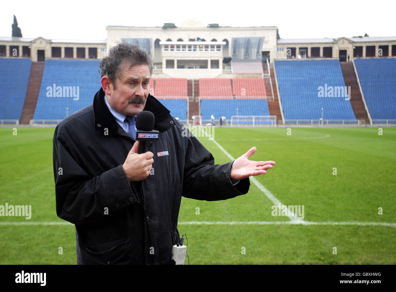 Calcio - Coppa del mondo FIFA 2006 Qualifier - Gruppo sei - Azerbaijan / Inghilterra. NICK Collins DI SKY TV riferisce nello stadio del maltempo prima della partita dell'Azerbaijan e dell'Inghilterra Foto Stock
