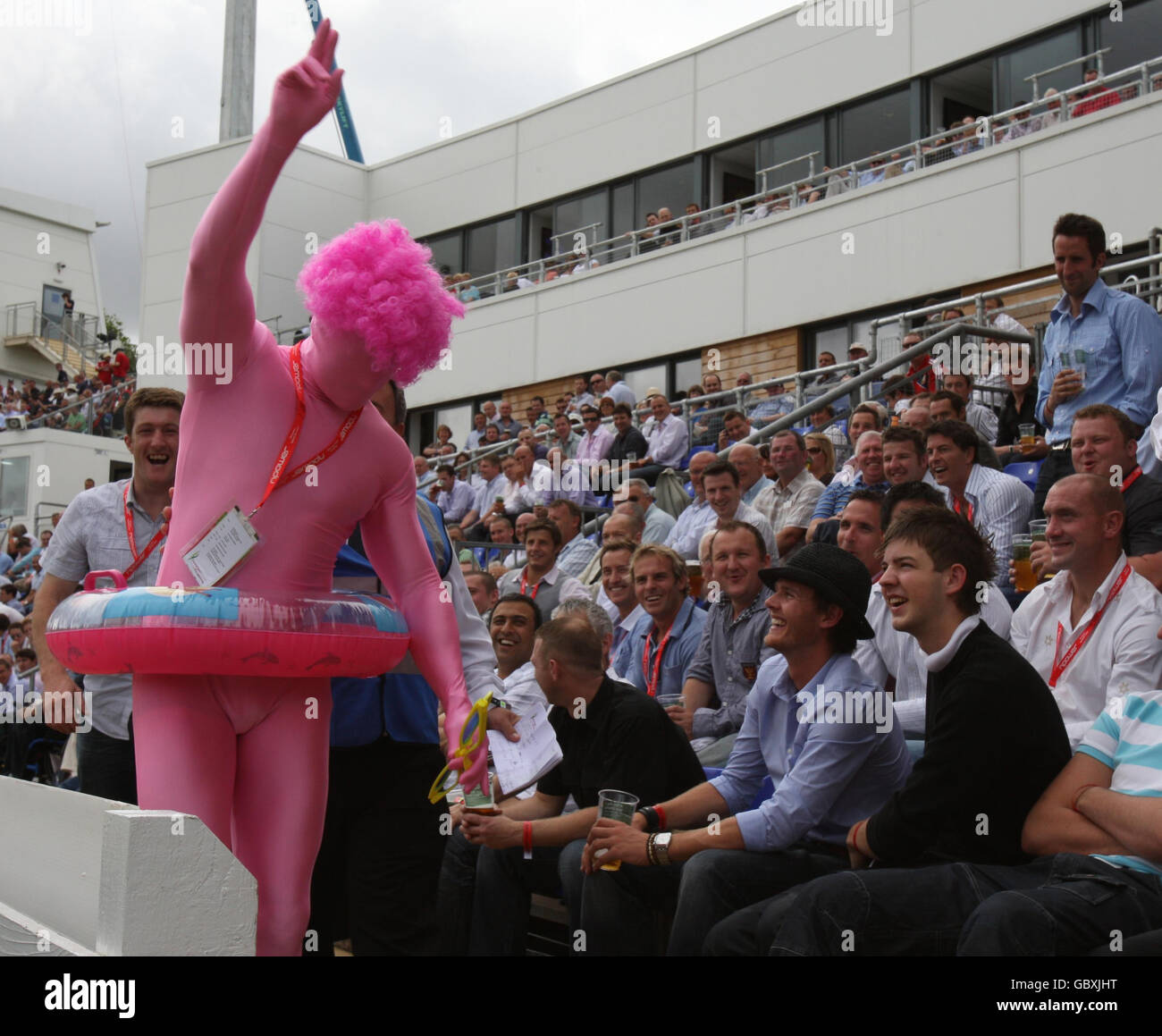 Cricket - The Ashes 2009 - Npower First Test - Day Four - Inghilterra / Australia - Sophia Gardens. Fan in abito elegante durante il quarto giorno della prima partita di test npower al Sophia Gardens di Cardiff. Foto Stock