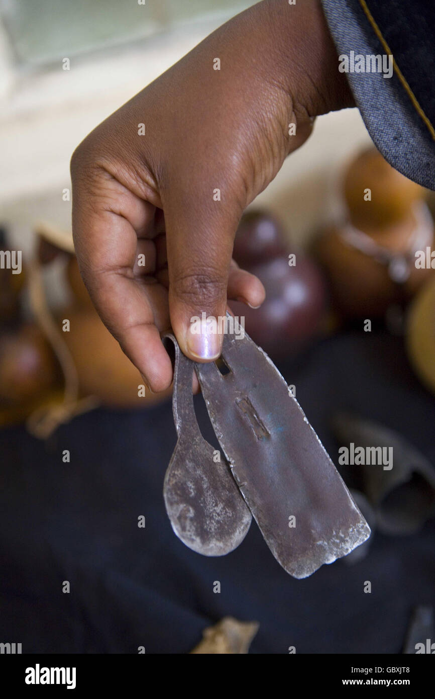 Alcuni degli strumenti sporchi e smussati utilizzati per la mutilazione genitale femminile (MGF) che sono stati ceduti ad Afnet, la rete di mutilazione genitale anti-femminile a Dodoma, Tanzania. Foto Stock