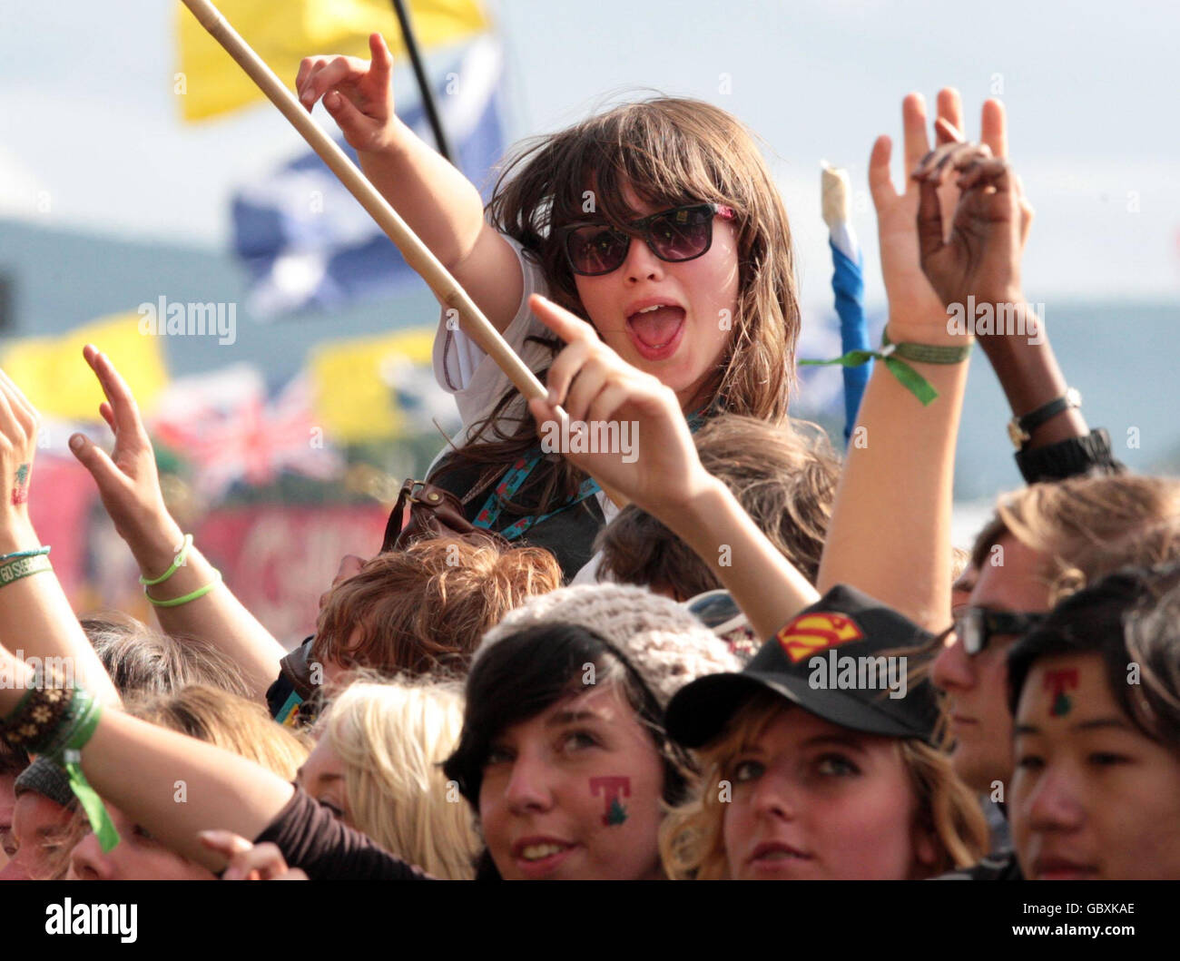 I festaioli guardano che Elbow si esibiscono al festival musicale T in the Park di Balado, Perth e Kinross. Foto Stock