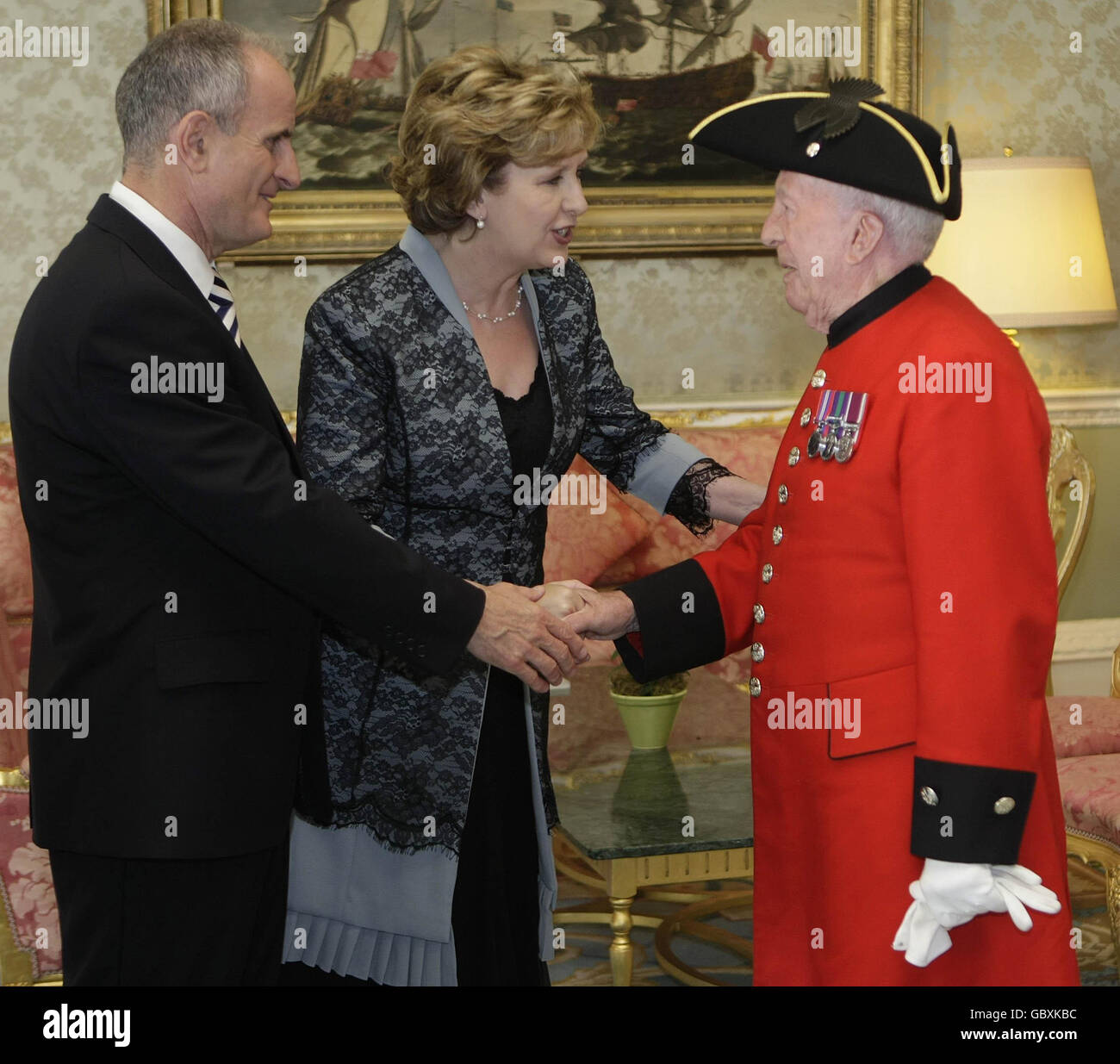 Il presidente irlandese Mary McAleese e suo marito Martin incontrano il pensionato di Chelsea Chris Melia (a destra) prima del Presidents Annual 12 luglio Garden party ad Aras an Uachtarain a Dublino. Foto Stock