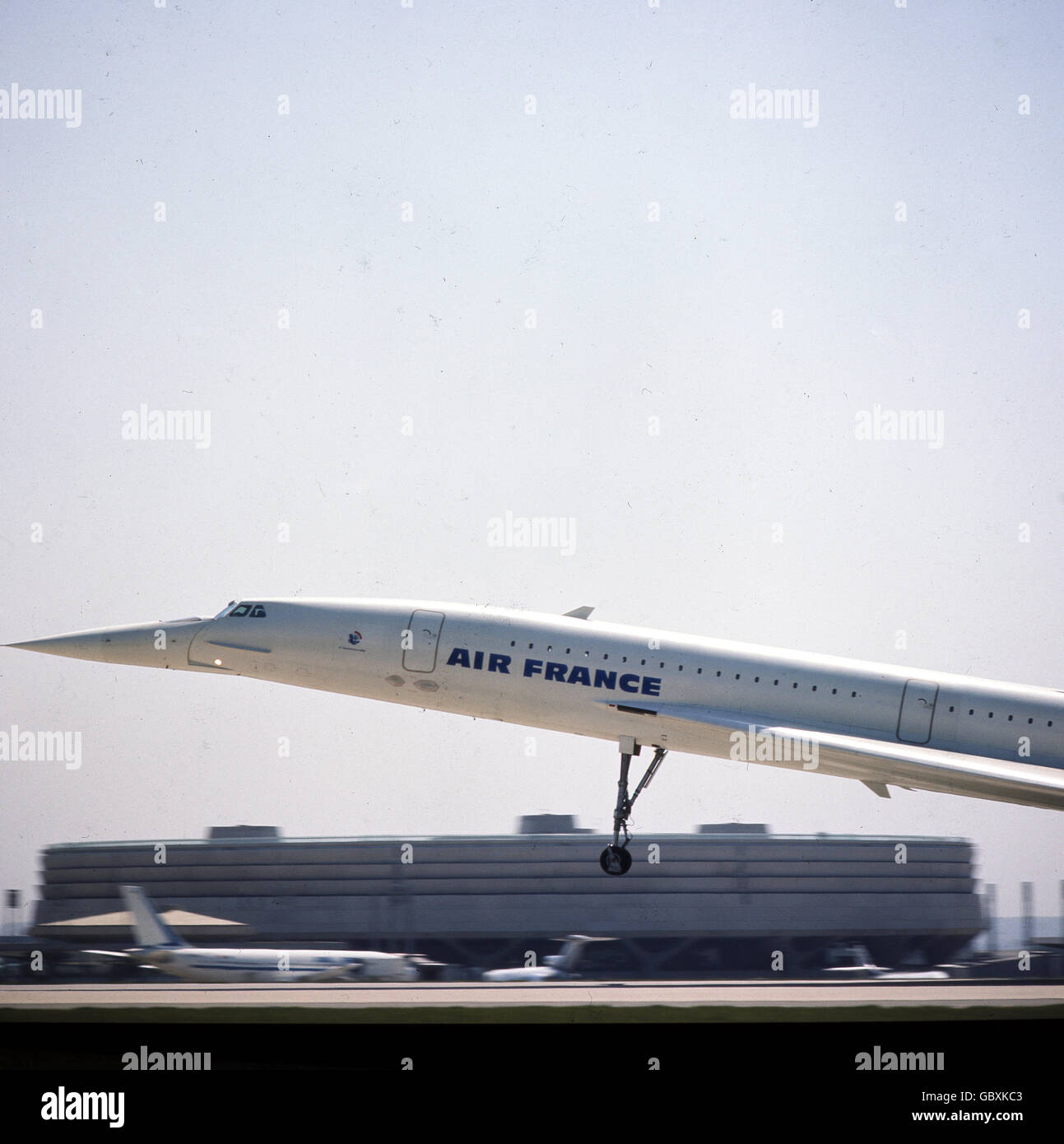Anni Settanta, di Air France Concorde, un francese di getto supersonico, atterrando all'aeroporto Charles de Gaulle di Parigi, Francia. Foto Stock