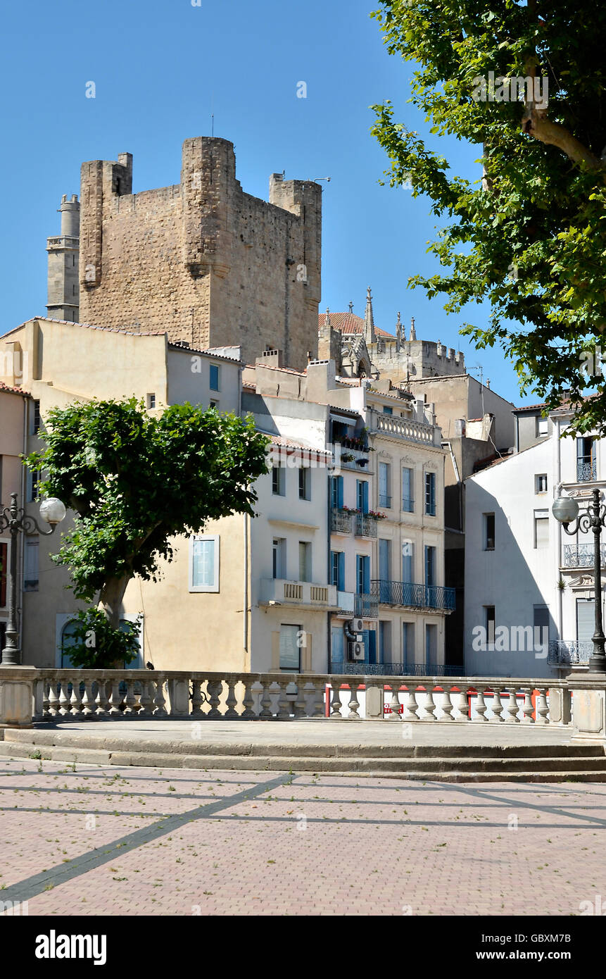 Torre e palazzi a Narbonne in Francia Foto Stock