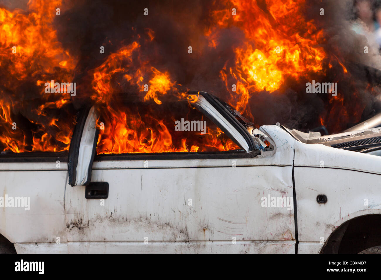La masterizzazione e quindi estinguere un vecchio bianco auto - esercizio dei vigili del fuoco Foto Stock