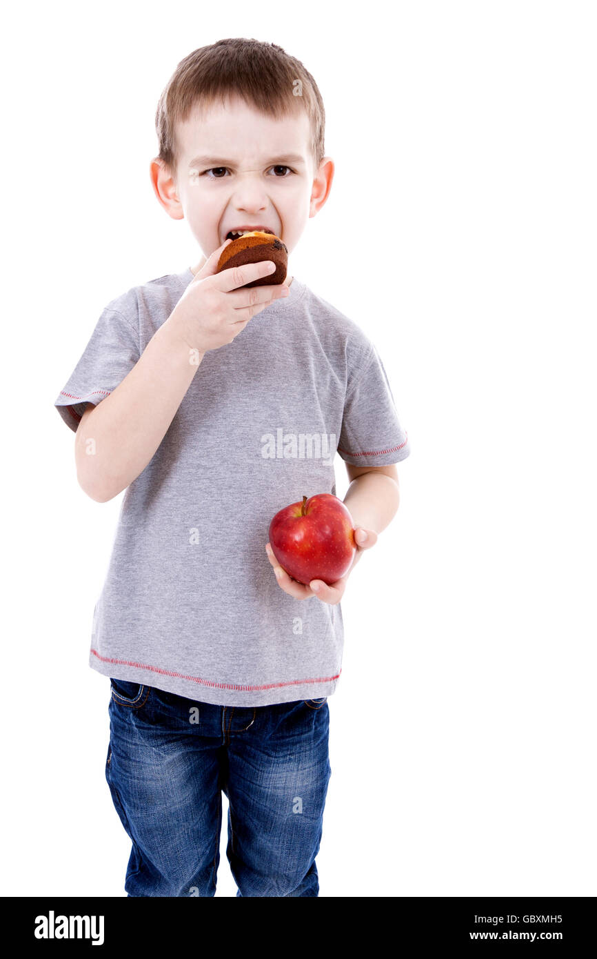 Little Boy con cibi isolati su sfondo bianco - Apple o un muffin Foto Stock