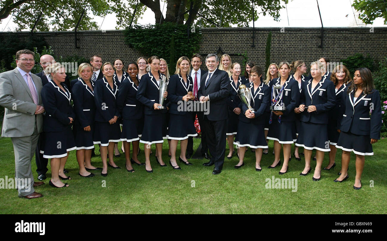 Il primo ministro Gordon Brown incontra la squadra femminile di cricket inglese a Downing Street a Londra. Foto Stock