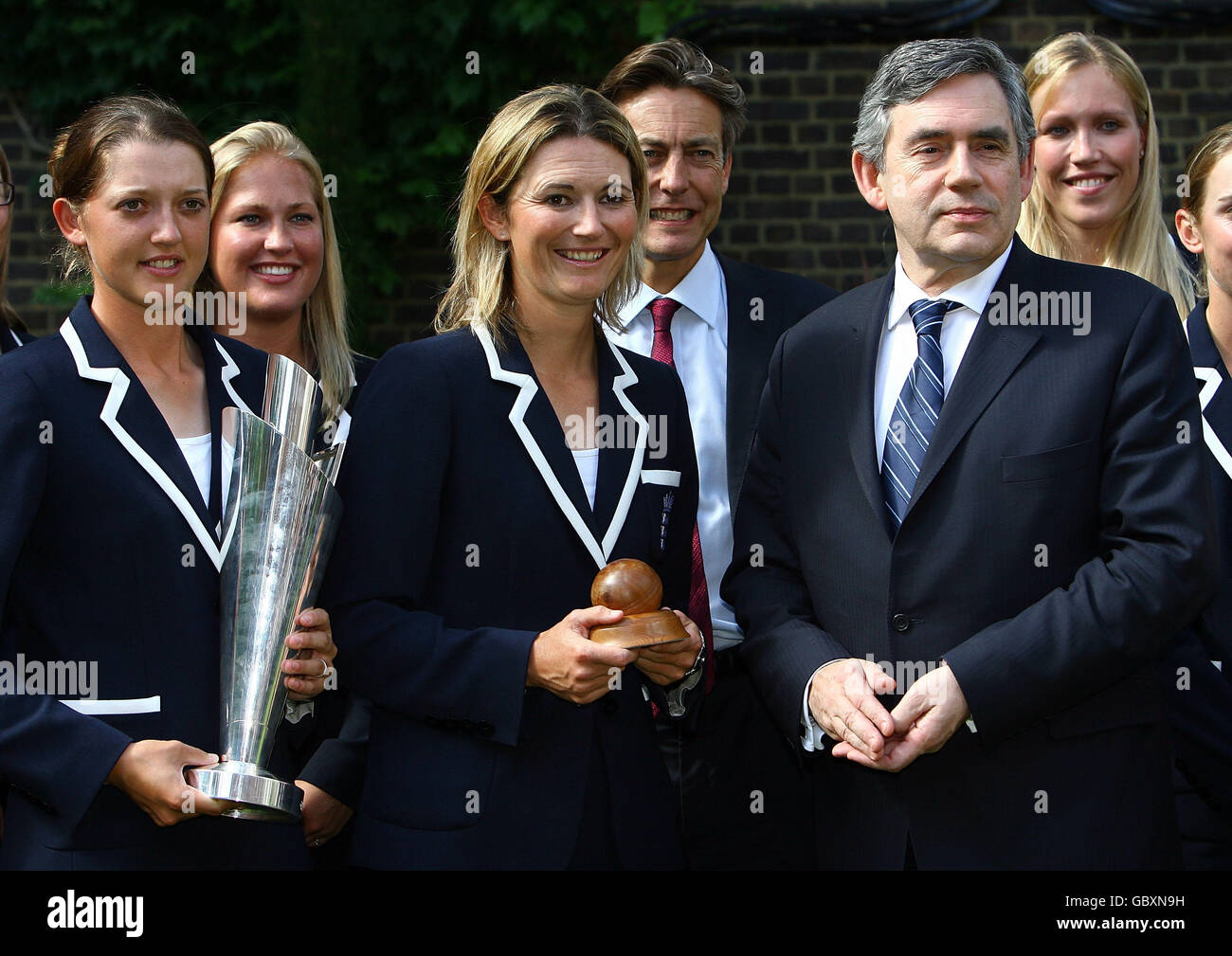 Il primo ministro Gordon Brown incontra il capitano inglese del cricket femminile Charlotte Edwards (centro) e la squadra inglese del cricket femminile a Downing Street a Londra. Foto Stock