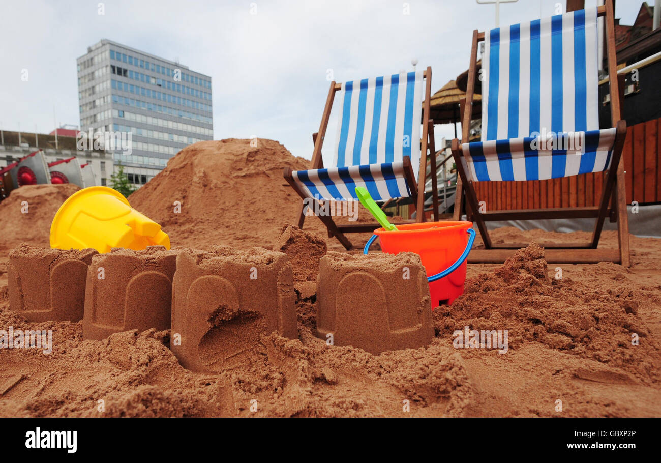 Il lavoro è iniziato con trecento tonnellate di sabbia nella Old Market Square di Nottingham per creare la più grande spiaggia turistica del centro città nel Regno Unito. Foto Stock