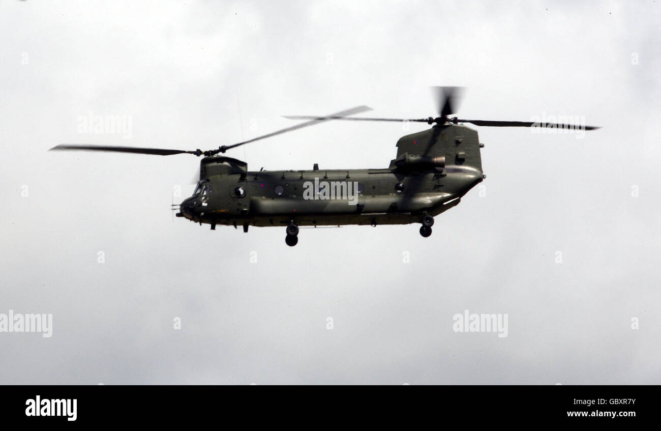 Un elicottero Royal Air Force Chinook partecipa a un allenamento presso la RAF Odiham in Hampshire. Lo spiegamento di più elicotteri in Afghanistan salverebbe la vita dei soldati secondo Sir Jock Stirrup, capo dello Stato maggiore della Difesa. Foto Stock