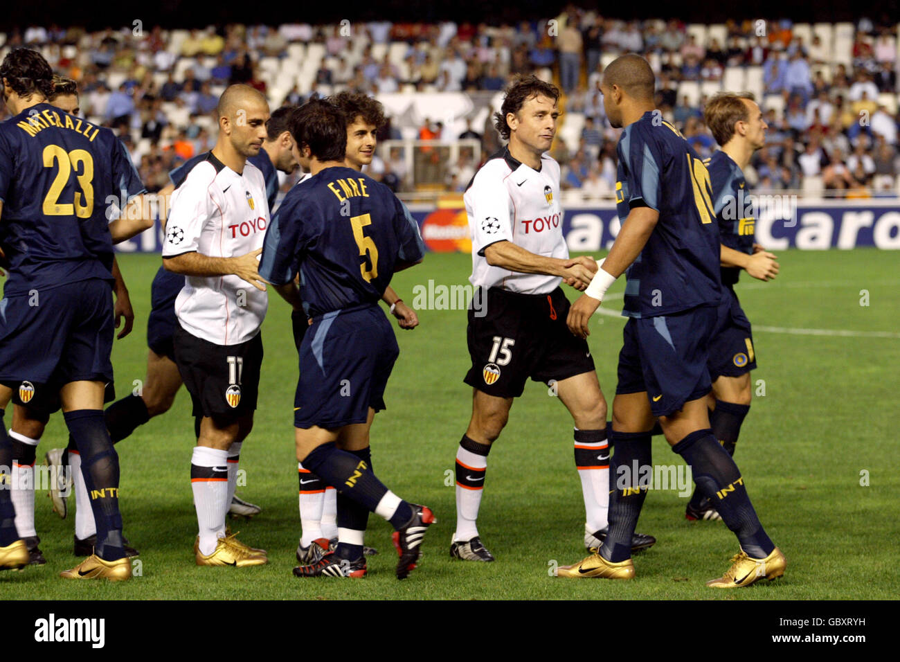 Calcio - UEFA Champions League - Gruppo G - Valencia / Inter Milan. I giocatori di Valencia e Inter Milan scuotono le mani prima del calcio d'inizio Foto Stock