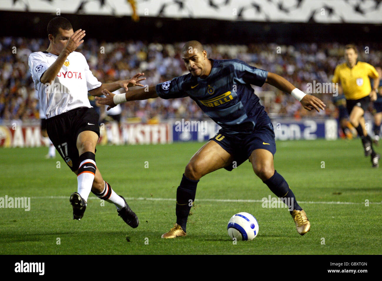 David Navarro di Valencia e Adriano di Inter Milan per la battaglia sfera Foto Stock