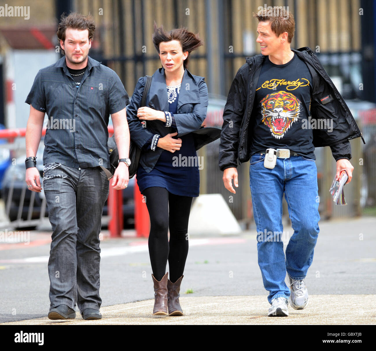 Il cast di Torchwood 'Children of Earth', (da sinistra a destra) Gareth David-Lloyd, Eve Myles e John Barrowman, partirà da Londra per Cardiff all'eliporto di Londra dopo il lancio a Londra del DVD e Blu-Ray del dramma BBC1. Foto Stock