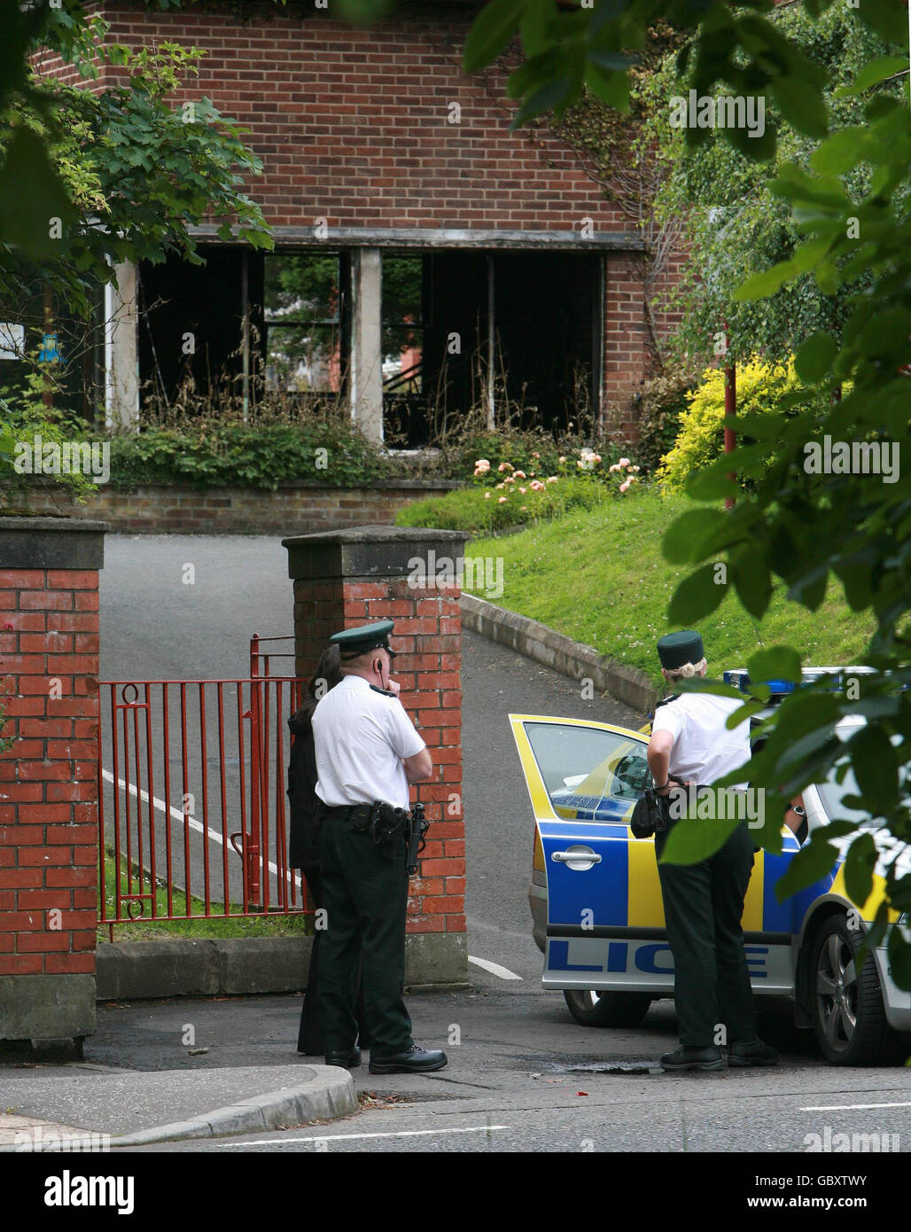 La polizia sul posto alla scuola elementare Whitehouse di Newtownabbey, a nord di Belfast, dopo un incendio ha causato danni ingenti. Foto Stock