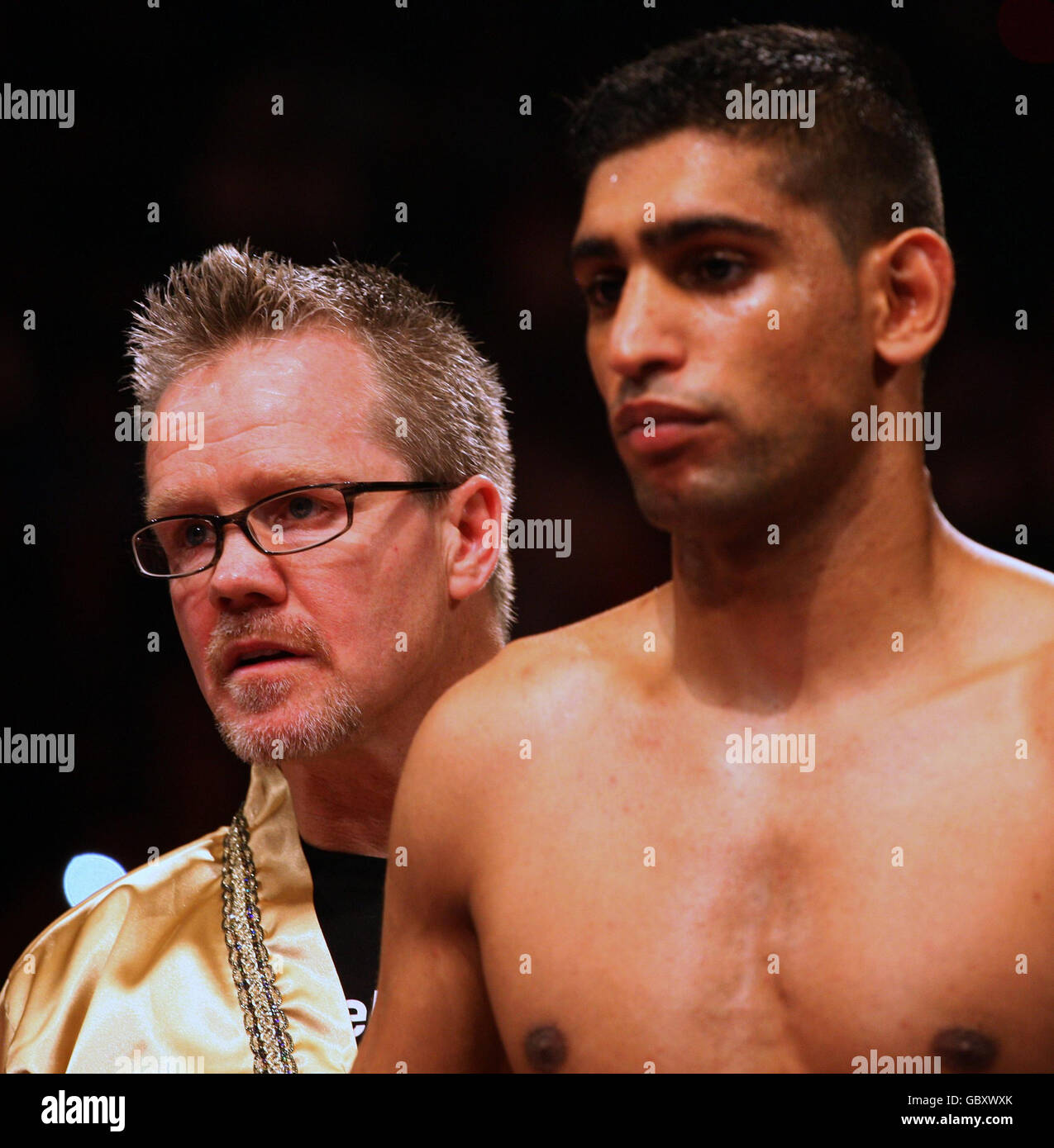 Amir Khan (a destra) della Gran Bretagna con l'allenatore Freddie Roach durante il titolo WBA Light-Welterweight alla MEN Arena di Manchester. Foto Stock