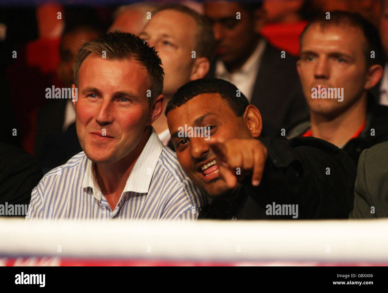 L'ex campione del Bantamweight e del Featherweight del Boxing del mondo Naseem Hamed (a destra) alla circonvallazione per guardare la vittoria dei punti della Gran Bretagna di Amir Khan su Andreas Kotelnik durante l'incontro del titolo del WBA dei pesi leggeri al MEN Arena di Manchester. Foto Stock