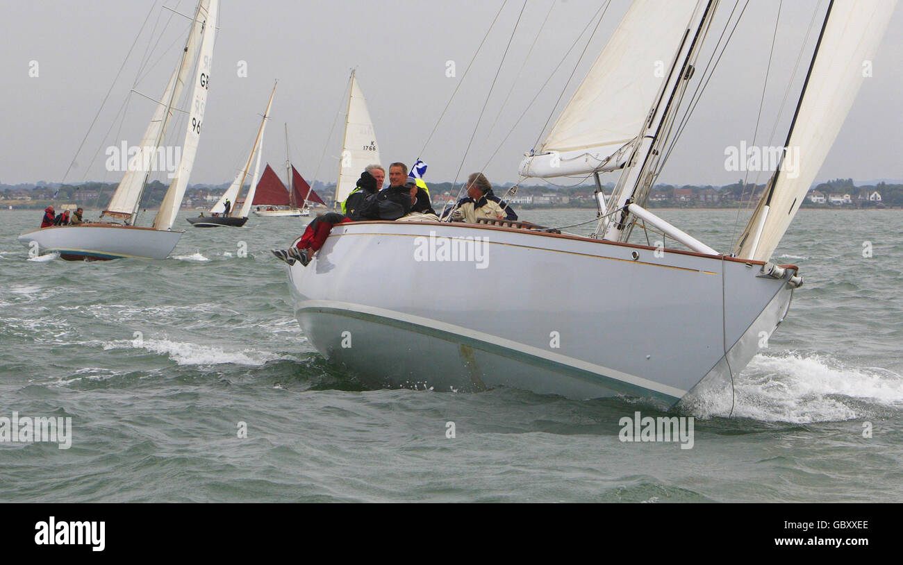 Le barche che competono nella regata del British Classic Yacht Club attraversano la linea di partenza durante le corse sul Solent vicino a Cowes, Isola di Wight. Foto Stock