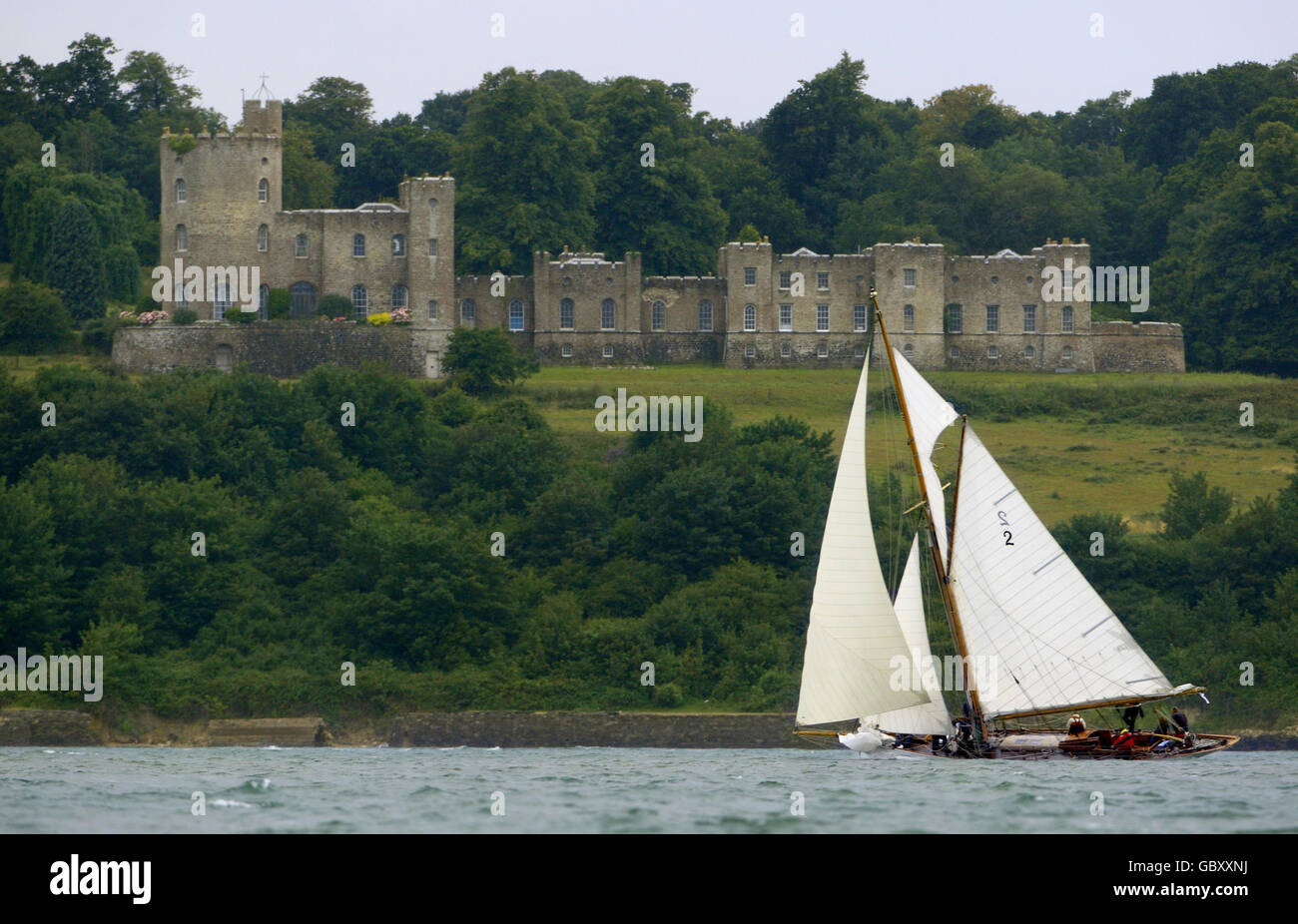 Kelpie, in competizione nella regata British Classic Yacht Club passa il castello di Norris a Osborne Bay durante le corse sul Solent vicino Cowes, Isola di Wight. Foto Stock