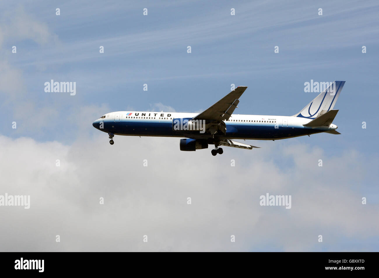 Un aereo Untied Airlines Boeing 767 atterra all'aeroporto di Heathrow, Middlesex. PREMERE ASSOCIAZIONE foto. Data immagine: Lunedì 20 luglio 2009. Il credito fotografico dovrebbe essere: Steve Parsons/PA Wire Foto Stock