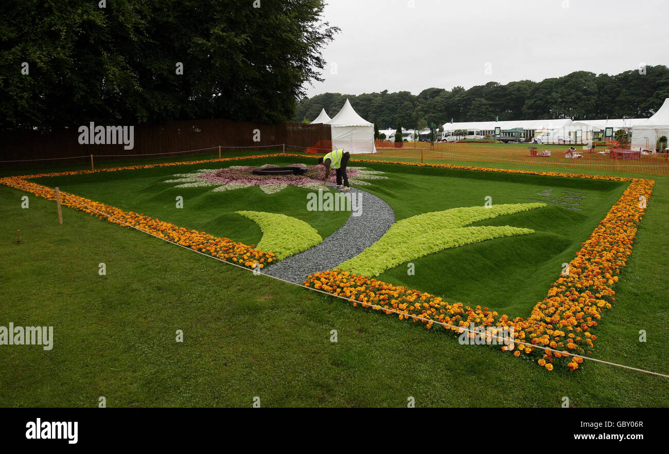 Un espositore tende alla sua esposizione al RHS Show di Tatton Park, Cheshire. Lo spettacolo inizia domani e si svolge fino al 26 luglio. Foto Stock